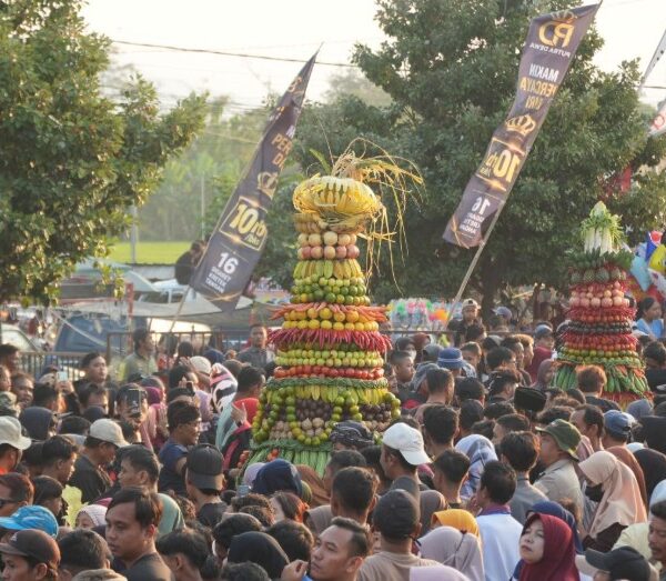 Enam Buceng Porak Jadi Rebutan Ribuan Warga di Bantarangin